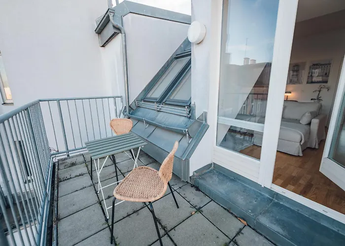 Stylish With Balcony And Rooftop Views