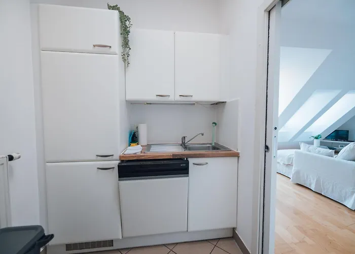 Stylish With Balcony And Rooftop Views 公寓