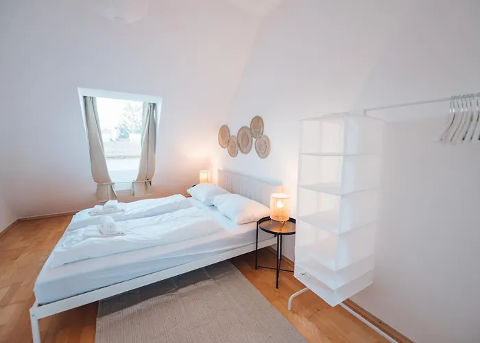 Stylish With Balcony And Rooftop Views 公寓